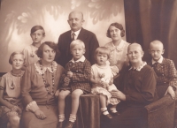 Lenka Kocierzová's ancestors. The oldest lady is her grandmother, Adolfa Kuchařová. Circa 1920