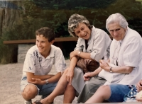 Zora Novická se synem a tchyní, 1992