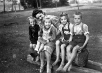 Antonín Szkandera (první zprava) s tetou Marií Zwirtkowou vězněnou v koncentračním táboře a dalšími příbuznými, 1944