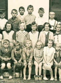 Charlotte Scharfová (sitting second from the bottom right) in a primary school in her native Albrechtice, turn of the 1940s and 1950s