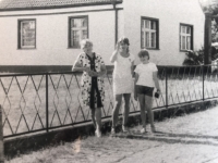 Wife and daughters of Wilibald Klinger