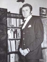 Jaroslav doma u své knihovny, 1971