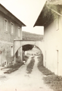 On the right, the original form of the family house on Slupečná