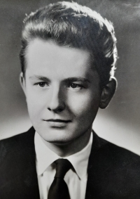 Vladimír Hásek (husband), 19 years old
