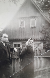 Grandmother Marie Rydvalová and witness´s father Antonín Lejsek