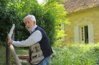 Bernard Lesfargues ve své zahradě (2013, fotografie Inge Kresserové)