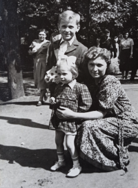 Jaroslav Kreibich se sestrou a maminkou, 1953