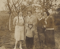 Antonín (vpředu) se sestrami a bratrem, kolem roku 1935