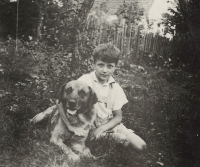 Antonín se svým čtyřnohým kamarádem, kolem roku 1938