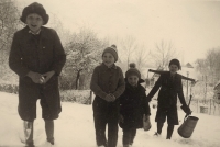 Antonín s kamarády při nošení vody ve Sloupnici, kolem roku 1937