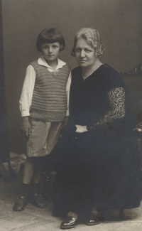 Antonín s maminkou, kolem roku 1935