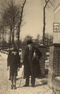 Antonín se svým otcem ve Sloupnici, kolem roku 1938