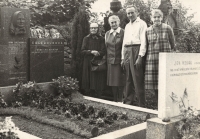 Děti senátorky Anny Chlebounové u hrobu své matky ve Džbánově, 1975