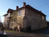 Dům ve Sloupnici vedle školy, kde Mikoláškovi bydleli, stav v roce 2022