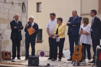 Odhalení pamětní desky B. Lesfarguesa v Bergeracu (19. 5. 2018, kostel sv. Jakuba). Vpravo stojí vdova Michèle (v bílém) a Bernardovi synové Bruno a Jérôme