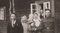 Prababička Kateřina Drápalová a pamětníkův strýc Rudolf a teta Anna Drápalovi (3. a 4. zprava)