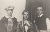 Fr. Drápala jako ochotník SaKoTrans (zcela vpravo), předst. Popelka, 1959