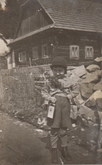 Fr. Drápala, Velikonoce 1944, před rodným domkem (prarodičů Frnkových) na Dolních Pasekách