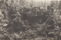Fotografie z chmelové brigády v Žatci, 1958
