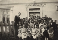 Evangelická mládež před farou ve Sloupnici, 30. léta 20. století