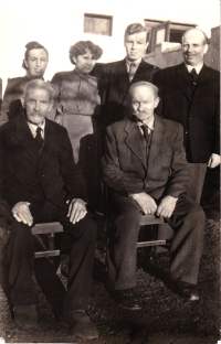The Hadrabas family in the 1950s. Jaroslav Hadraba and Marta Hadrabová are standing in the middle. The mother and father of the witness are standing on the sides, his grandfathers are sitting. 