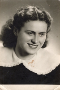 Maturitní foto Mileny Hercíkové z roku 1954