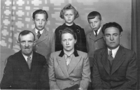 Rodina v roce 1945. Milena Hercíková vzadu uprostřed