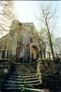 Manžel pani Obertášovej, Viktor Obertáš, pred Kostolom sv. Vavrinca v Horných Opatovciach