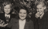 Libuše Opočenská (vlevo) v Lysé nad Labem, 1944