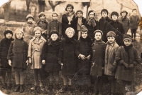 1. třída v Lysé nad Labem (pamětnice vpředu uprostřed)