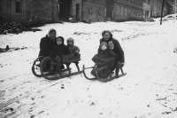 Libuše with children (sledge on the right), Chotiněves