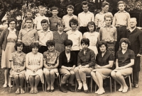 Syn Jan Opočenský (druhý zleva v prostřední řadě) v 8. třídě liběšické školy