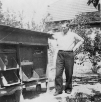 Otec Josef Šerák jako včelař v Lysé nad Labem