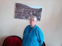 Charlotte Scharf in front of a large-scale film of her native Albrechtice from before the Second World War, 2021
