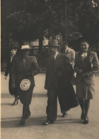 Miroslav Linhart with his wife Žofia, on the left, Poděbrady, 1940s