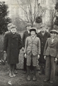 Mladí hraničáři před školou ve Sloupnici, klub po vzoru Mladého hlasatele, Antonín vpředu vlevo, 1938
