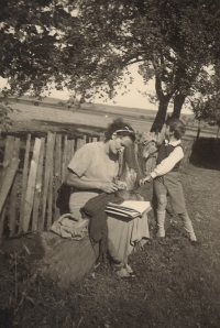 Z rodinného života, Antonín se sestrou, kolem roku 1937