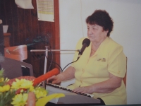 Marta Porubová hrající na elektronické klávesy, 2005