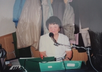 Marta Porubová hraje na oslavě, cca 2000
