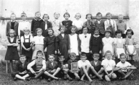 Soňa Procházková na školní fotografii, druhá řada, třetí zprava, 1938