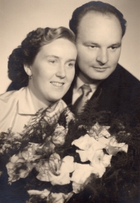Soňa and Antonín Procházkovi in their wedding photo in 1955