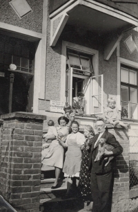 Mikoláškovi ve Sloupnici, kolem roku 1930