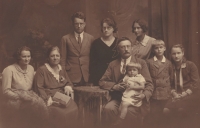 Rodina Mikoláškova v roce 1928, rodiče Antonín a Matylda, děti: Edita, Leopoldina, Vlasta, Adrian, Tusnelda, Miroslav, Antonín
