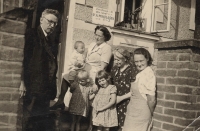 Mikoláškovi před domem s ordinací ve Sloupnici, 30. léta