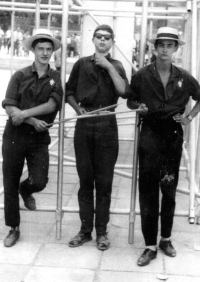 Bratr Zdeněk Dragoun (uprostřed) na Libereckých výstavních trzích, 1967