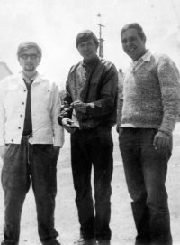 Arnošt Runčík (vpravo) s bratrem Zdeňkem (uprostřed) a kamarádem na dovolené, červenec 1968