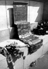 Bronzová pamětní deska obětem invaze se stylizovanými tankovými pásy byla odhalena městem Liberec 21. srpna 1990 z iniciativy Miroslava Bernarda, který byl 21. srpna 1968 v Liberci postřelen a jemuž je věnován poslední článek tankového pásu beze jména. Autorem desky je akademický sochař Jiří Gdovín.