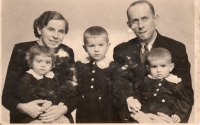 Arnošt Červinka in 1943 with his family, the witness is in the middle