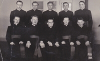 Jan Zmrhal (stojí druhý zleva) spolu s dalšími bohoslovci teologického semináře v Hradci Králové, 1948–1949