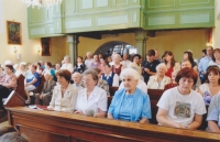 Setkání v číhošťském kostelíku. V lavici druhá zleva Libuše Fialová, 2015